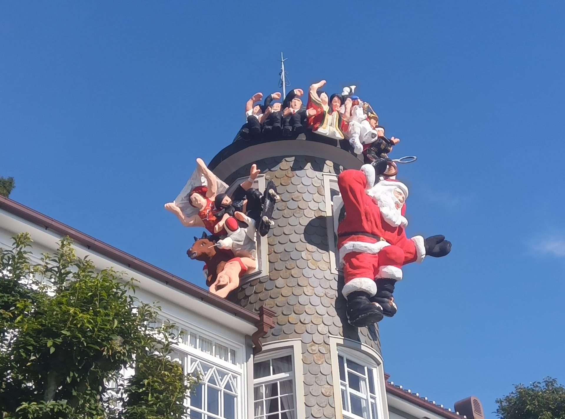 神戸・異人館 うろこの家「世相サンタ」 みんなで“キケポーズ！” 2024