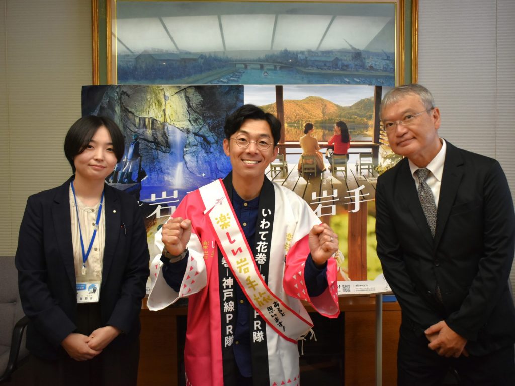 写真左から　岩手県の高階彩音さん、天津木村さん、フジドリームエアラインズの千葉太さん