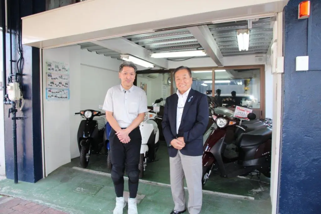 山﨑商会(神戸市中央区)の代表・山崎智史さん(写真左)とラジオ関西パーソナリティの三上公也氏