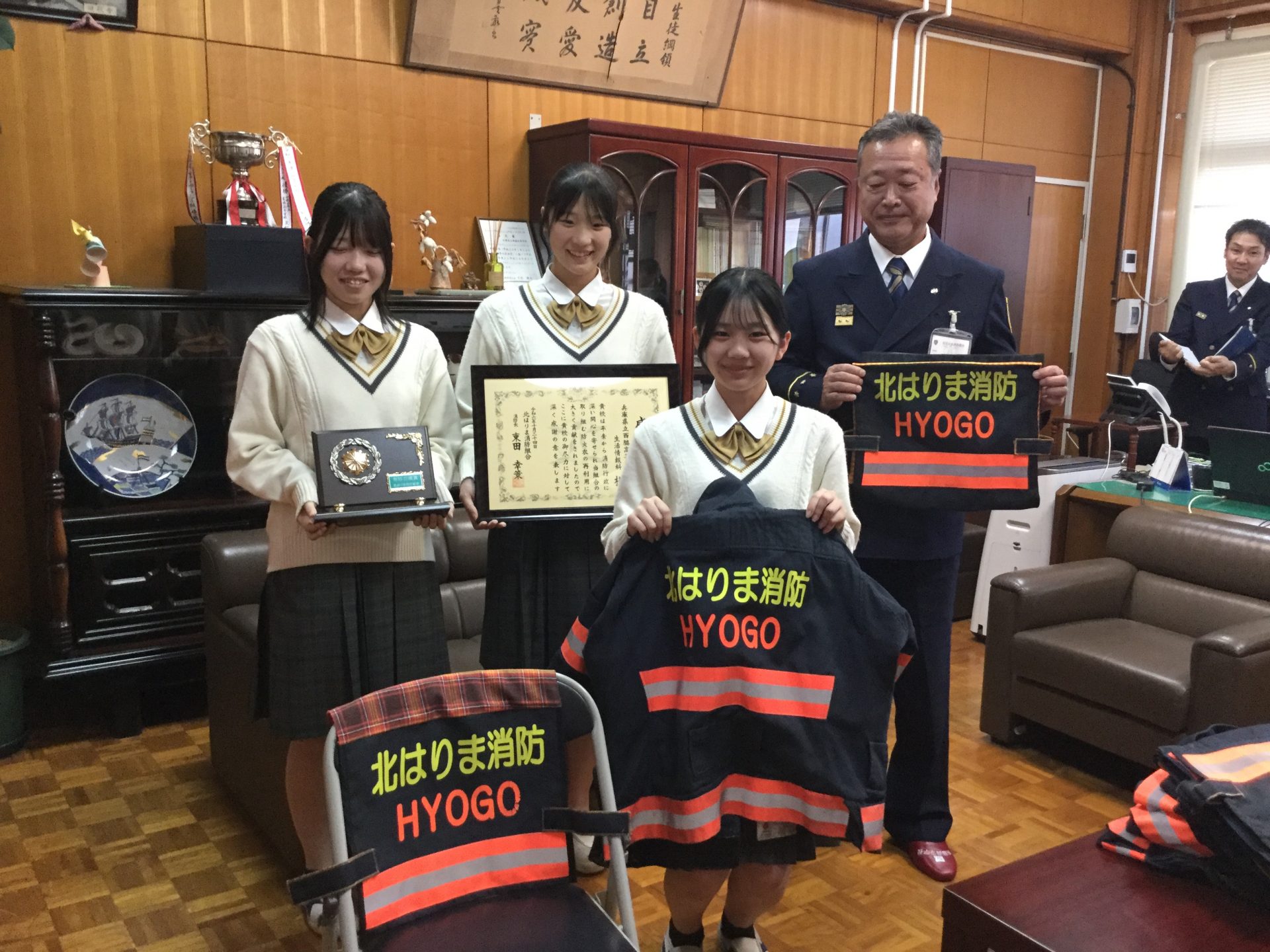 兵庫・西脇 廃棄予定の消防服をリメイク 携わった生徒の思い 「誰かを
