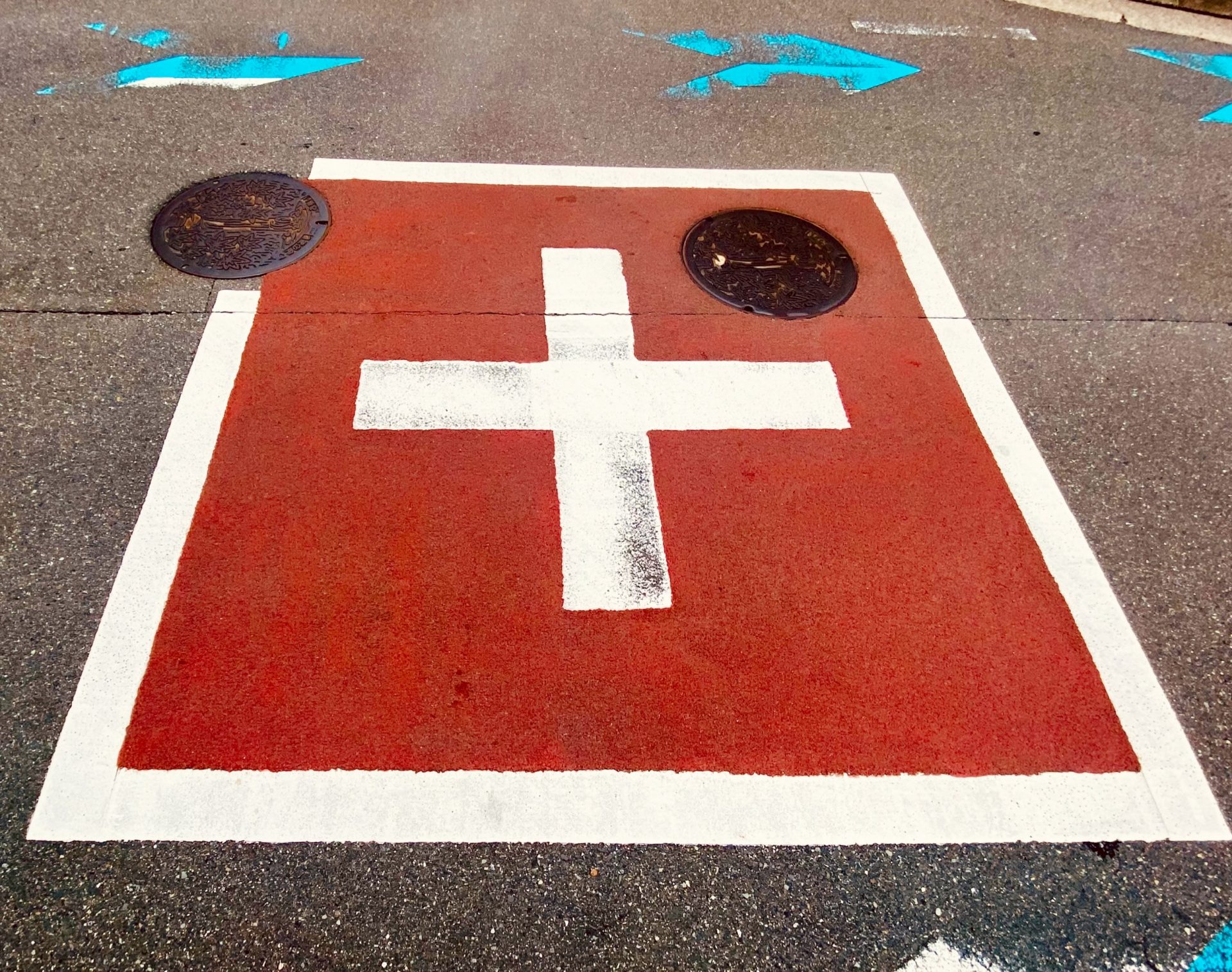 日本の道路の『路面標示』がスイス風!?←誕生の経緯や目的を調べてみた