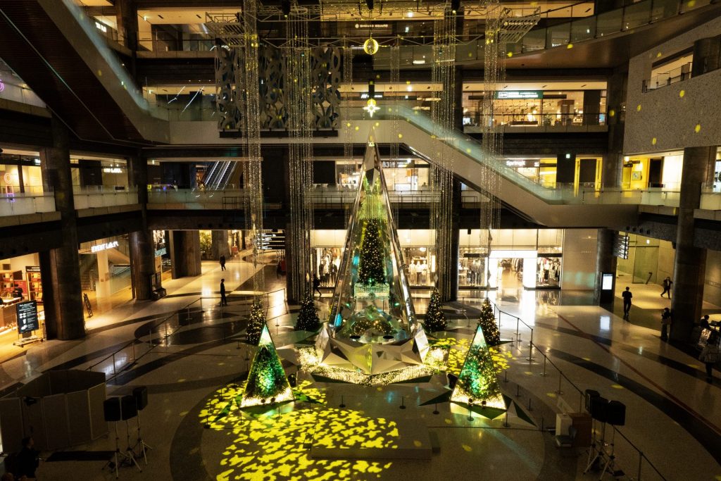 万華鏡の輝き…鏡で囲む巨大な”Infinity Wish Tree” グランフロント大阪