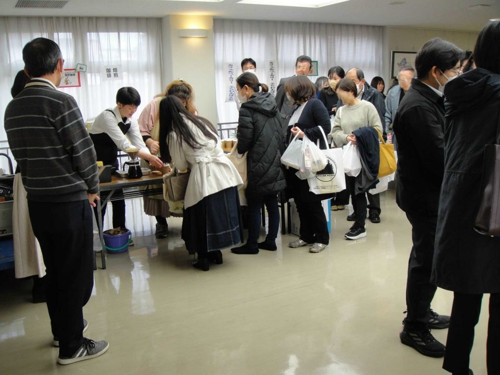 【大勢の人でにぎわう隣保館マルシェ】