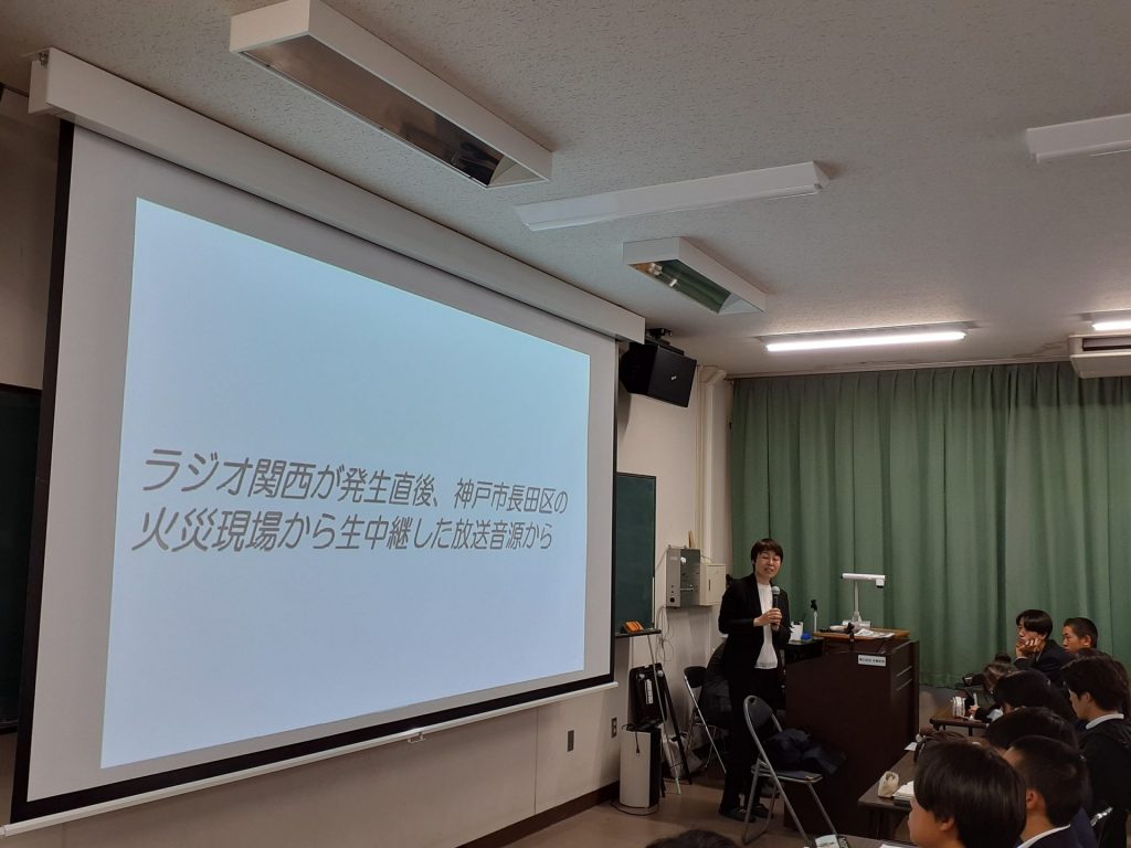 出前授業を行う神戸新聞報道部の中島摩子記者