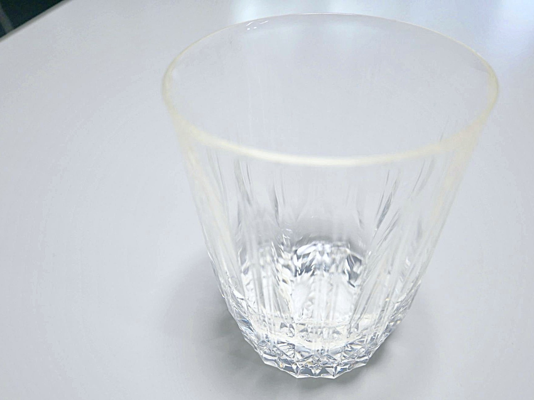 え、ガラスとちゃうん!?「あまりに透明なゴム製グラス」開発裏話 大阪