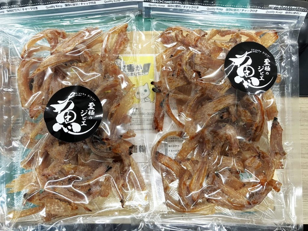 アカエイを加工した「焼きエイヒレ」　提供：丸魚水産株式会社