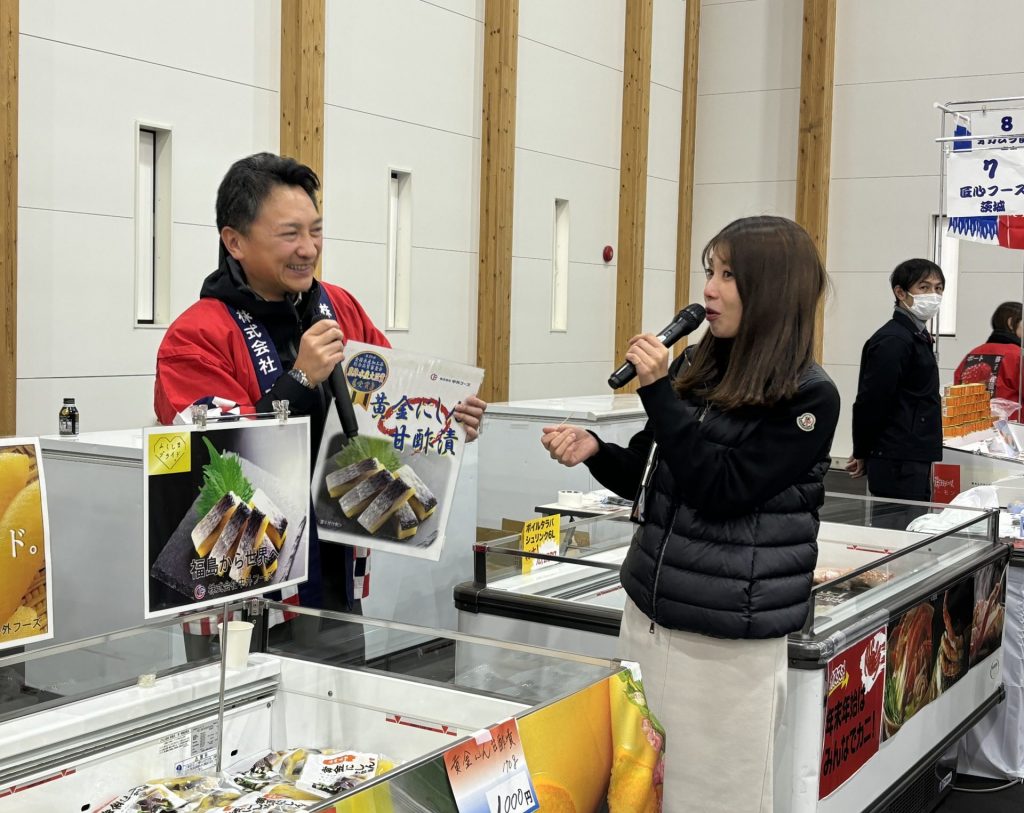 「東北郷土料理試食販売」の株式会社中外フーズ　写真右はMCの梅山茜さん