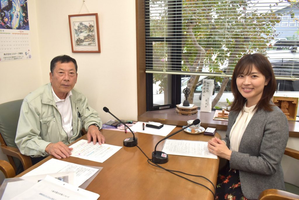 写真左から　兵庫県LPガス協会・姫路支部支部長の安原嘉男さん、番組パーソナリティの小倉実華氏