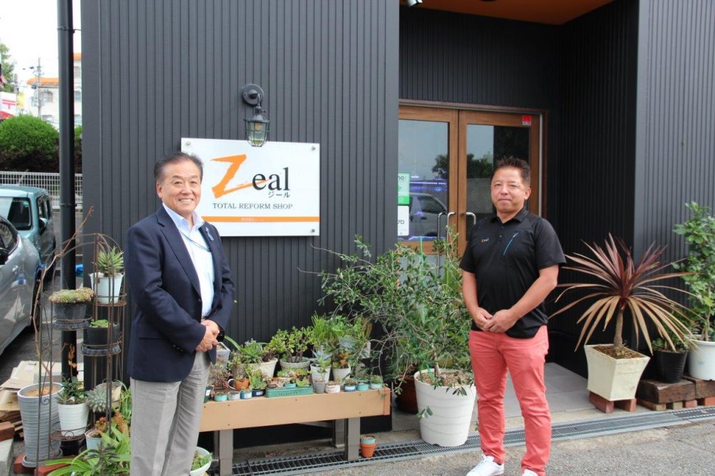 株式会社Zeal（神戸市垂水区）、代表取締役の桑室知也さん（写真右）とラジオ関西パーソナリティの三上公也氏