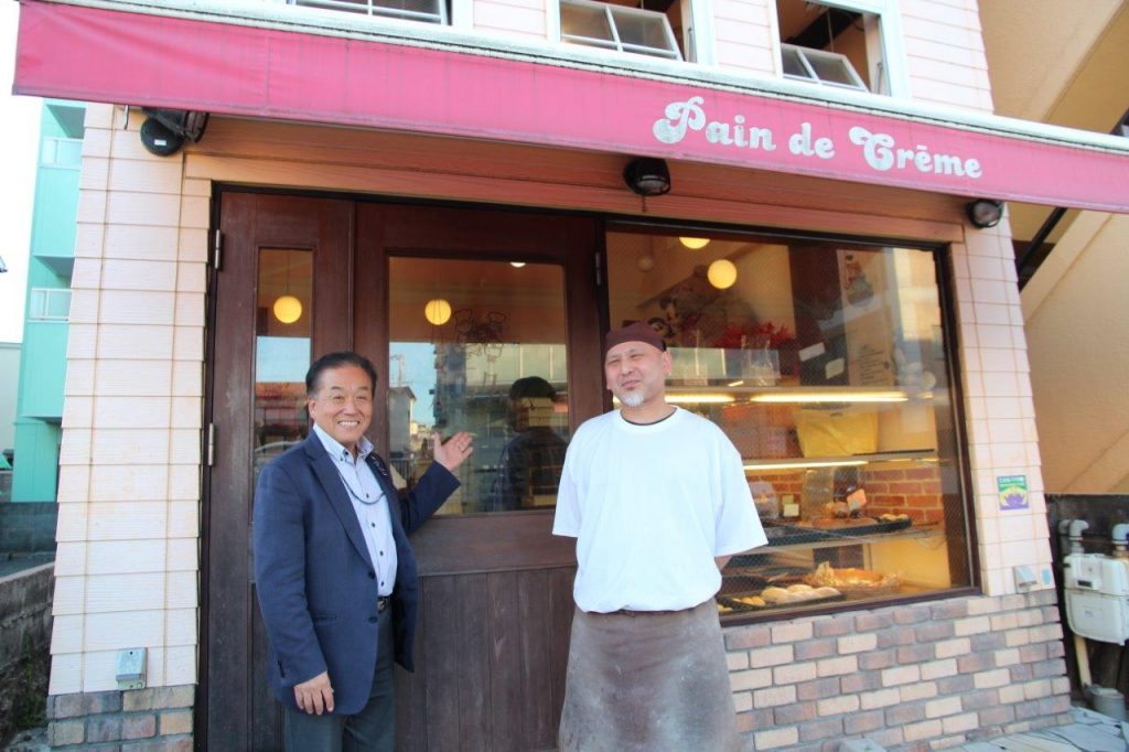 パンドクレムの店長・矢嶋浩司郎さん（写真右）とラジオ関西パーソナリティの三上公也氏