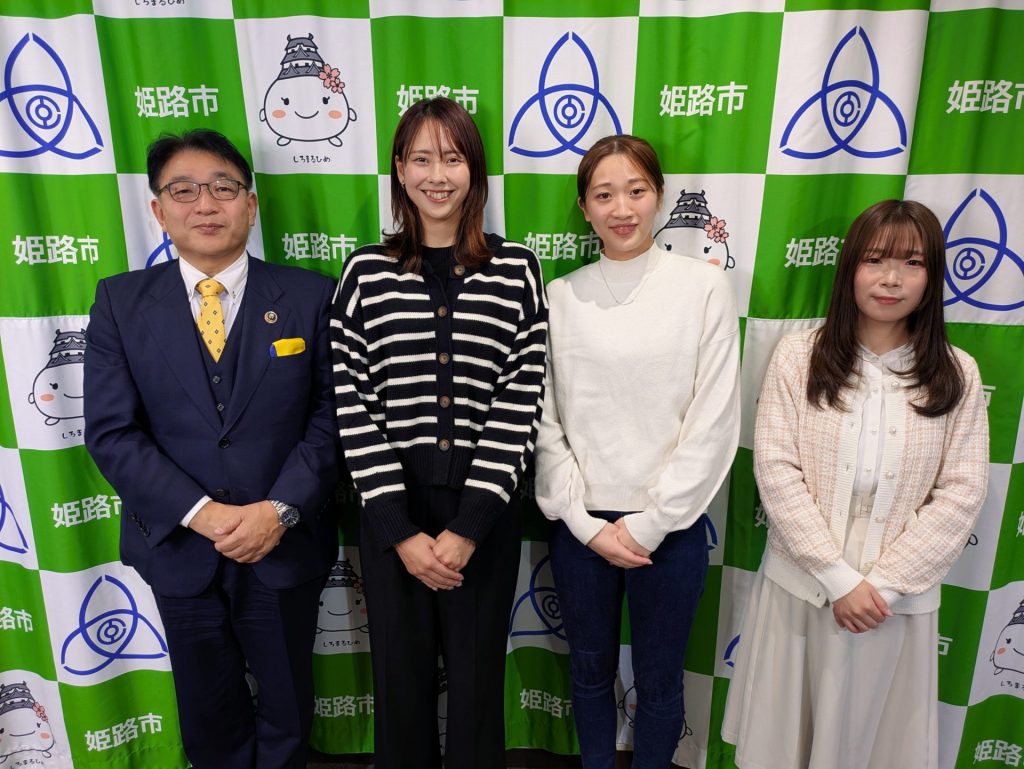 【写真中央左：吉岡可奈さん　中央右：坊野明里さん　左：パーソナリティの清元秀泰姫路市長　右：ナビゲーターの洲崎春花】