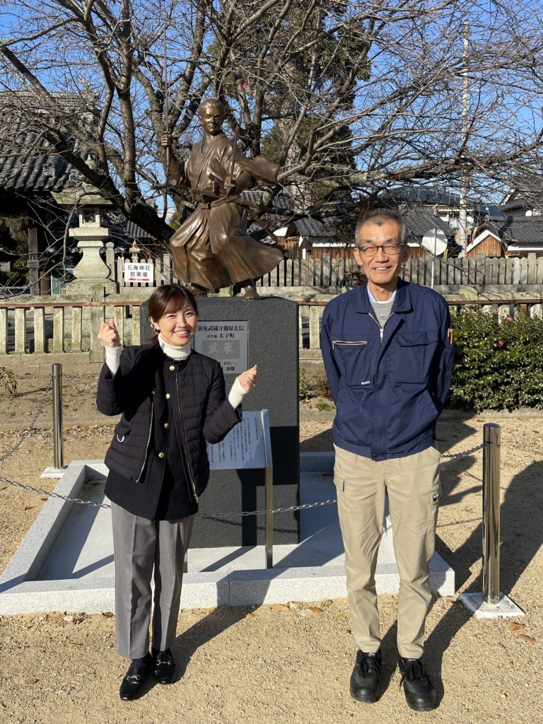 写真右：兵庫県LPガス協会・西播東支部支部長の門田康裕さん、同左：番組パーソナリティの小倉実華氏