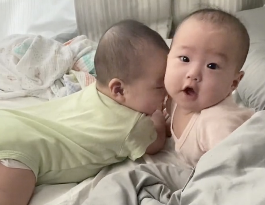 寝起きのママが隣を見ると→双子の赤ちゃんが戯れる“幸せな光景”「朝