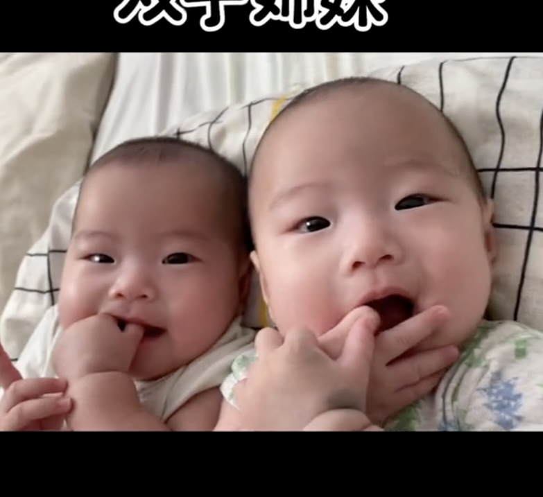 寝起きのママが隣を見ると→双子の赤ちゃんが戯れる“幸せな光景”「朝