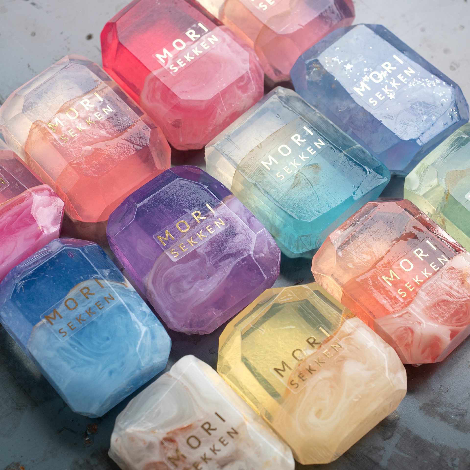 SNSで話題！キラキラ輝く『宝石石鹸』って何？ 一つひとつ手作りのワケ