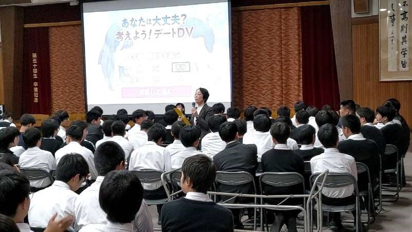 滝川高等学校1年生を対象に開かれた「人権教室」の様子