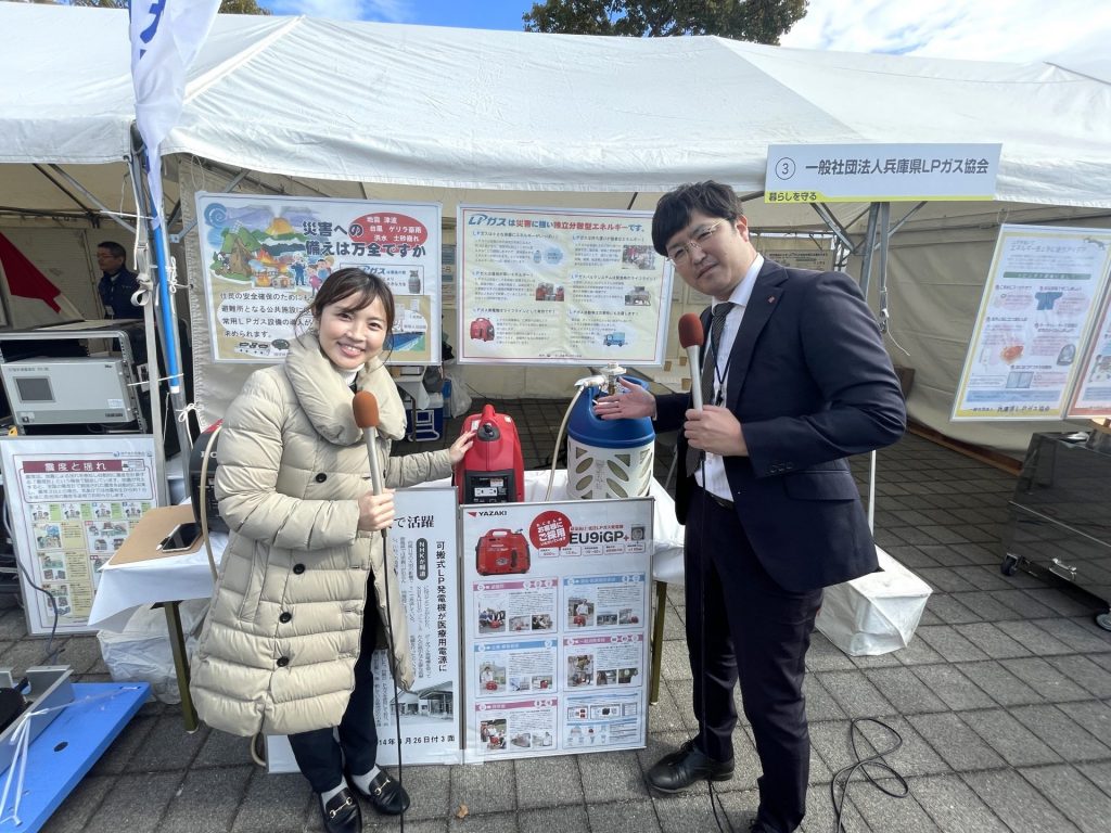 写真右：兵庫県LPガス協会　神戸支部長の山崎勝良さん、左：番組パーソナいrティの小倉実華さん