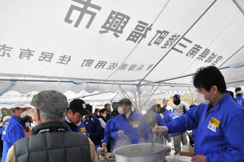 東日本大震災時　宮城県南三陸町での炊き出しの様子（提供：兵庫県LPガス協会 西播東西支部）