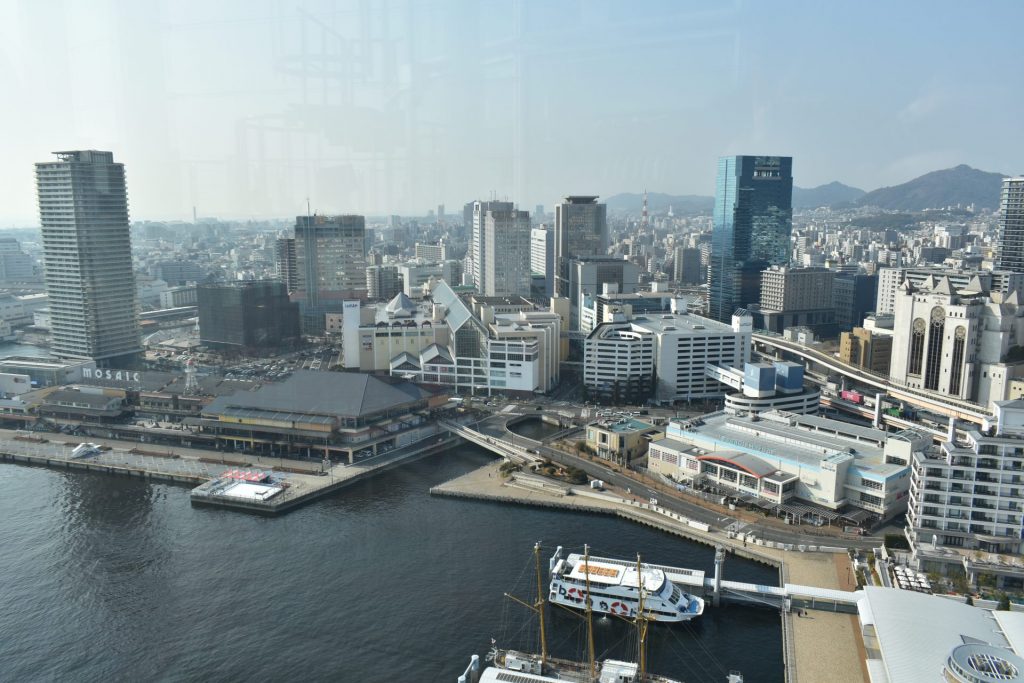 ポートタワー屋上展望デッキ南西側の風景　人気観光地・神戸ハーバーランドが広がる