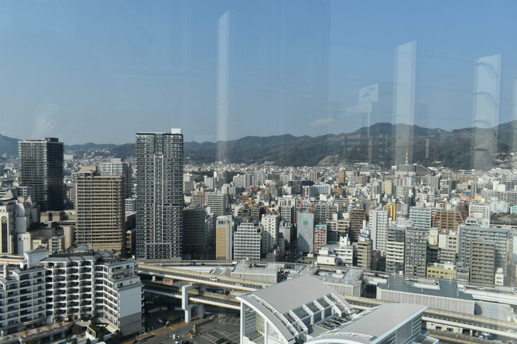 ポートタワー屋上展望デッキ北側の風景　神戸市街地と六甲の山並み