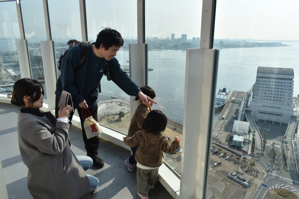 屋上展望デッキでの時間を楽しむ井口さん一家