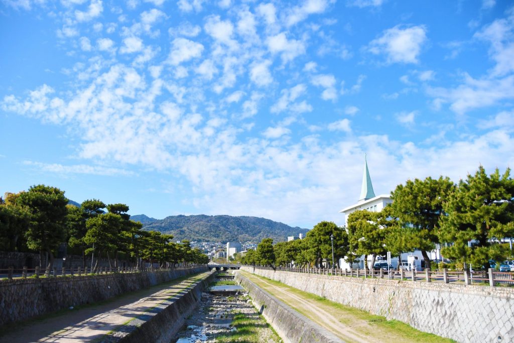 芦屋市を流れる芦屋川　山の緑を背景に四季折々の表情を見せる（画像提供：芦屋市）