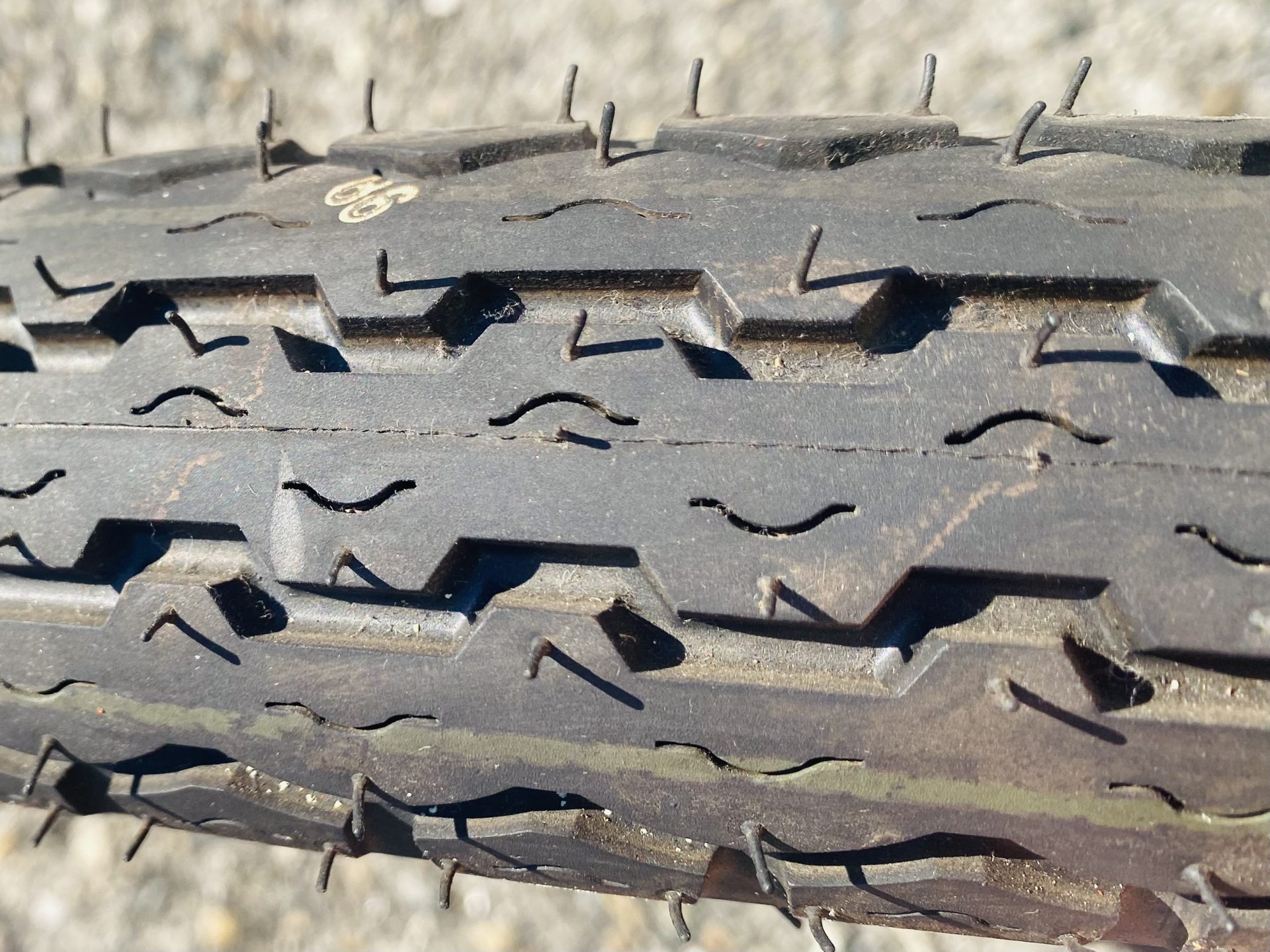 タイヤに『ヒゲ』みたいなやつあるけど意味って？ バイク屋さんに聞い 