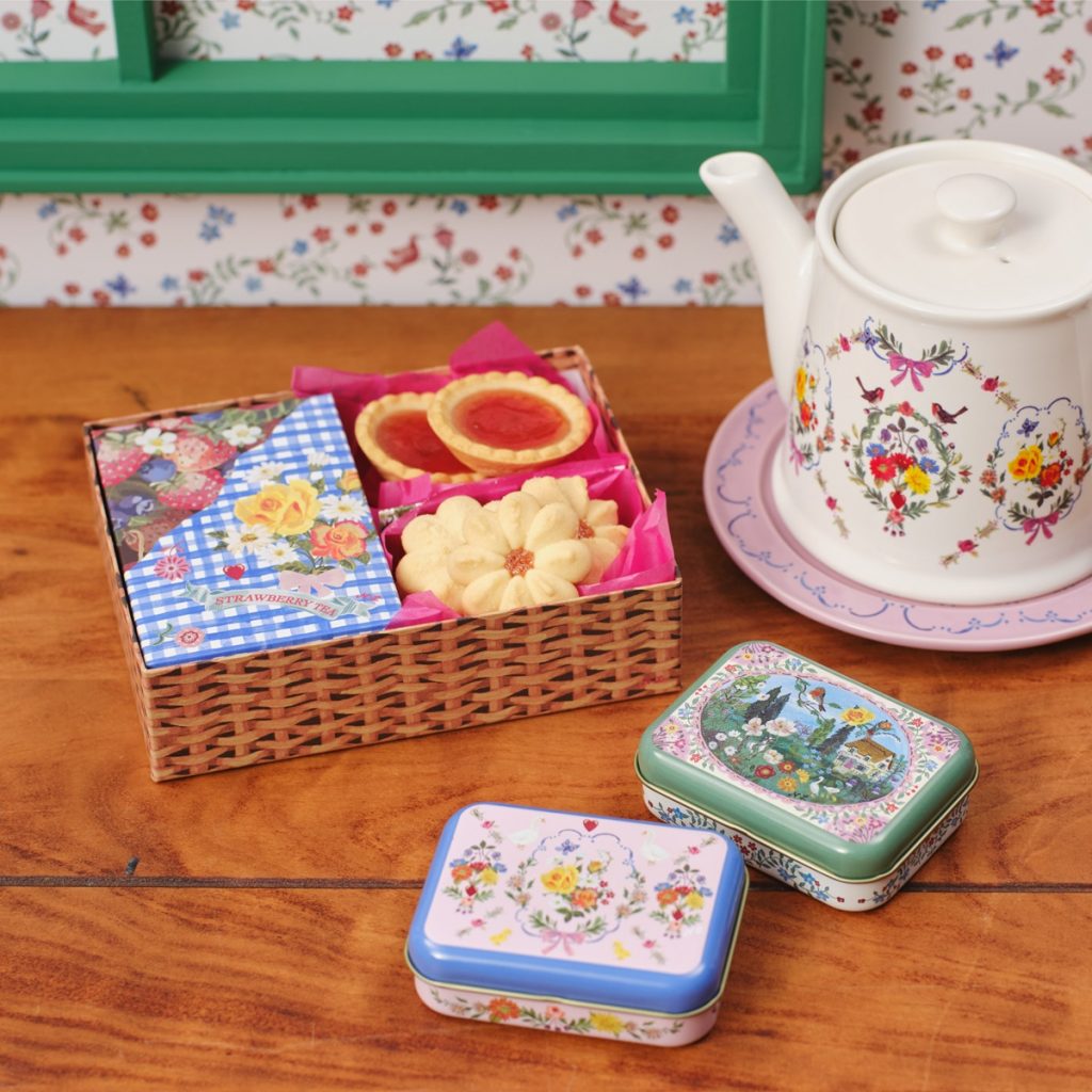 TEA TIME SET（バスケット　1728円）、TEAミニ缶（ピンク、グリーン　各864円）