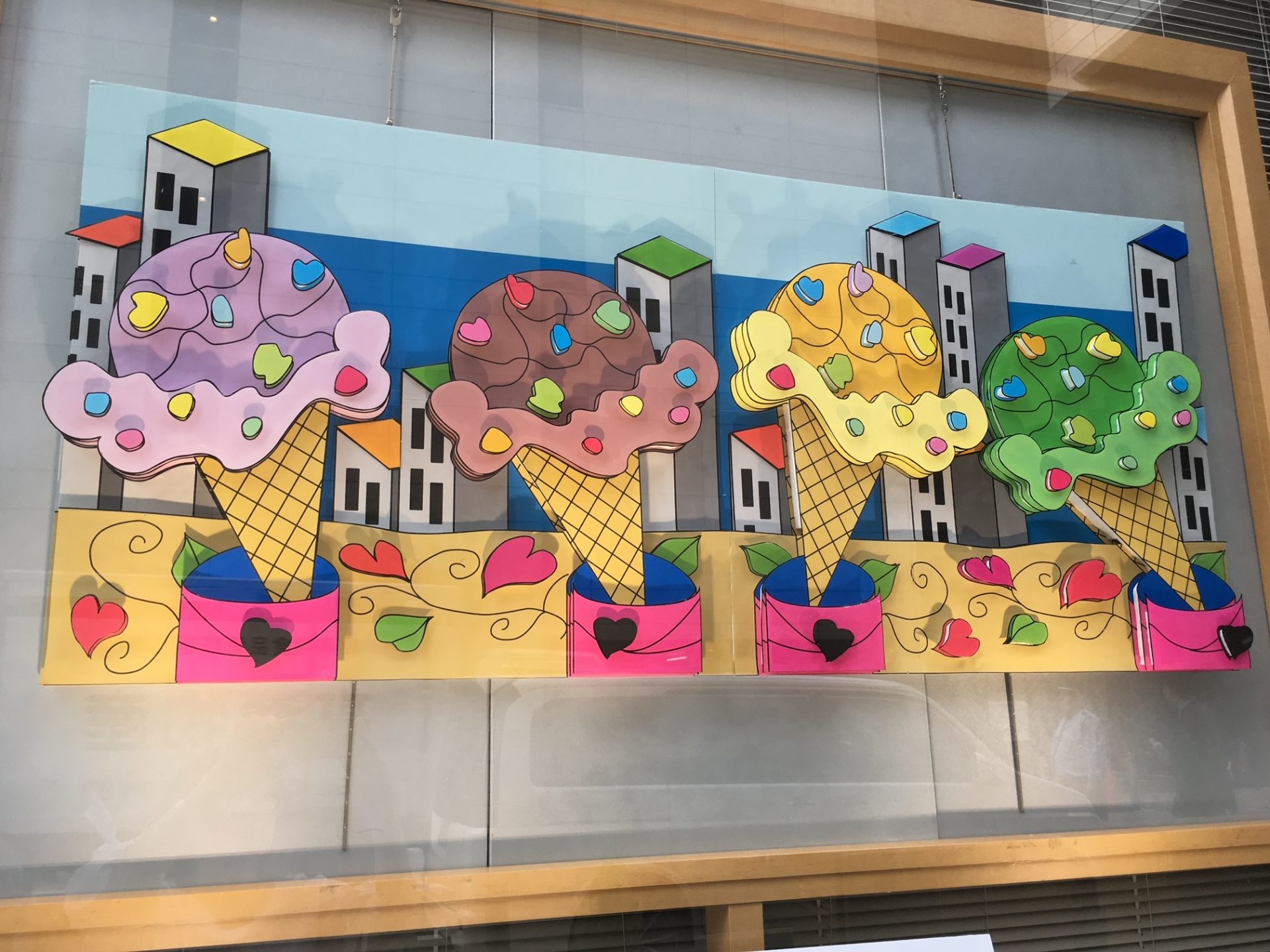独自の立体感持つカラフルな作品 神戸在住の造形アーティスト・佐々木