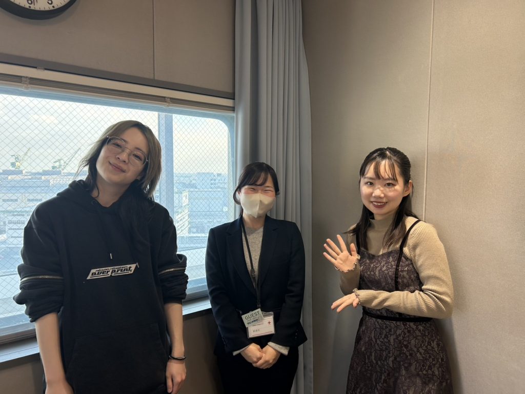 兵庫県赤十字血液センターの太田恵利花さん（写真中央）と、パーソナリティーの「はるかぜに告ぐ」とんず・一色といろ