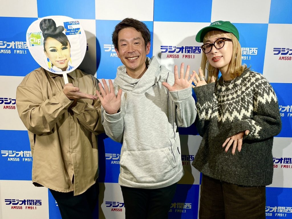 写真左からサマンサ・アナンサ、清水健、ウラリエ