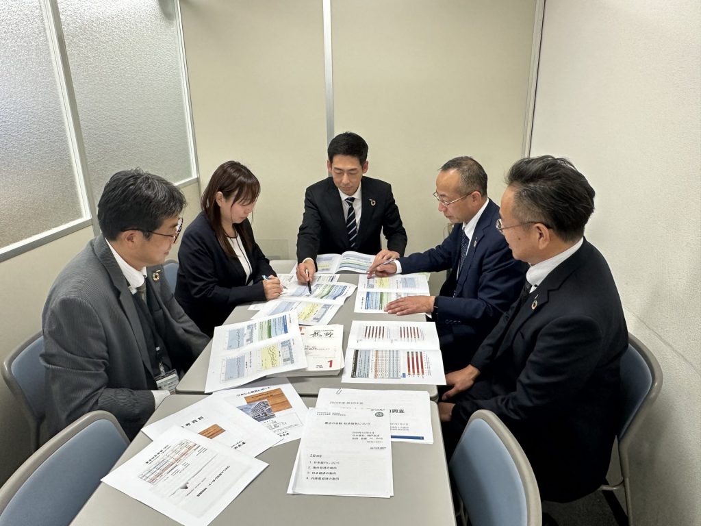 景況調査の様子　(提供：姫路信用金庫)