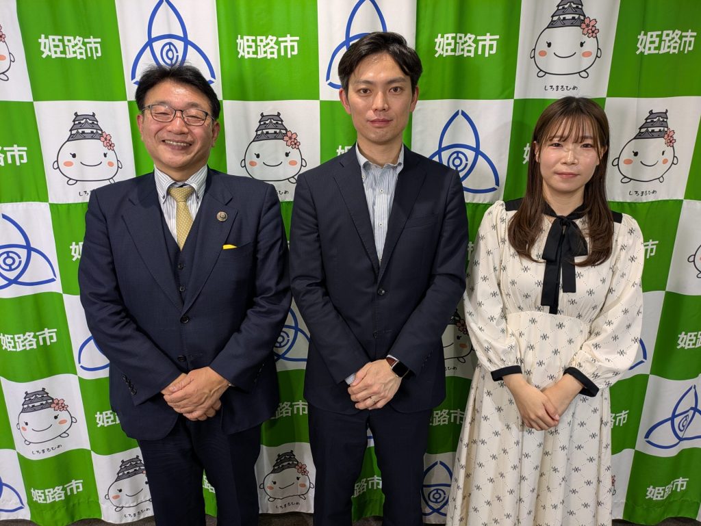 写真中央：姫路市総合教育監の加藤聡さん　左：パーソナリティーの清元秀泰姫路市長　右：ナビゲーターの洲崎春花