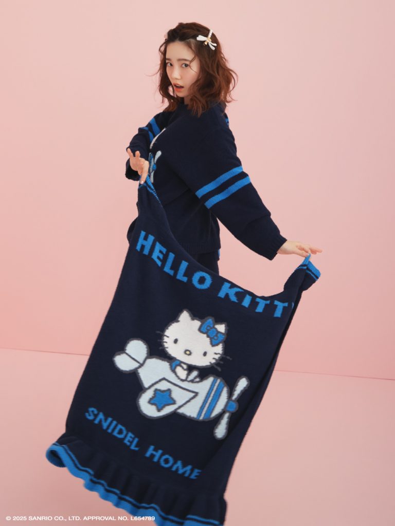 「【HELLO KITTY】ニットブランケット」（7920円）