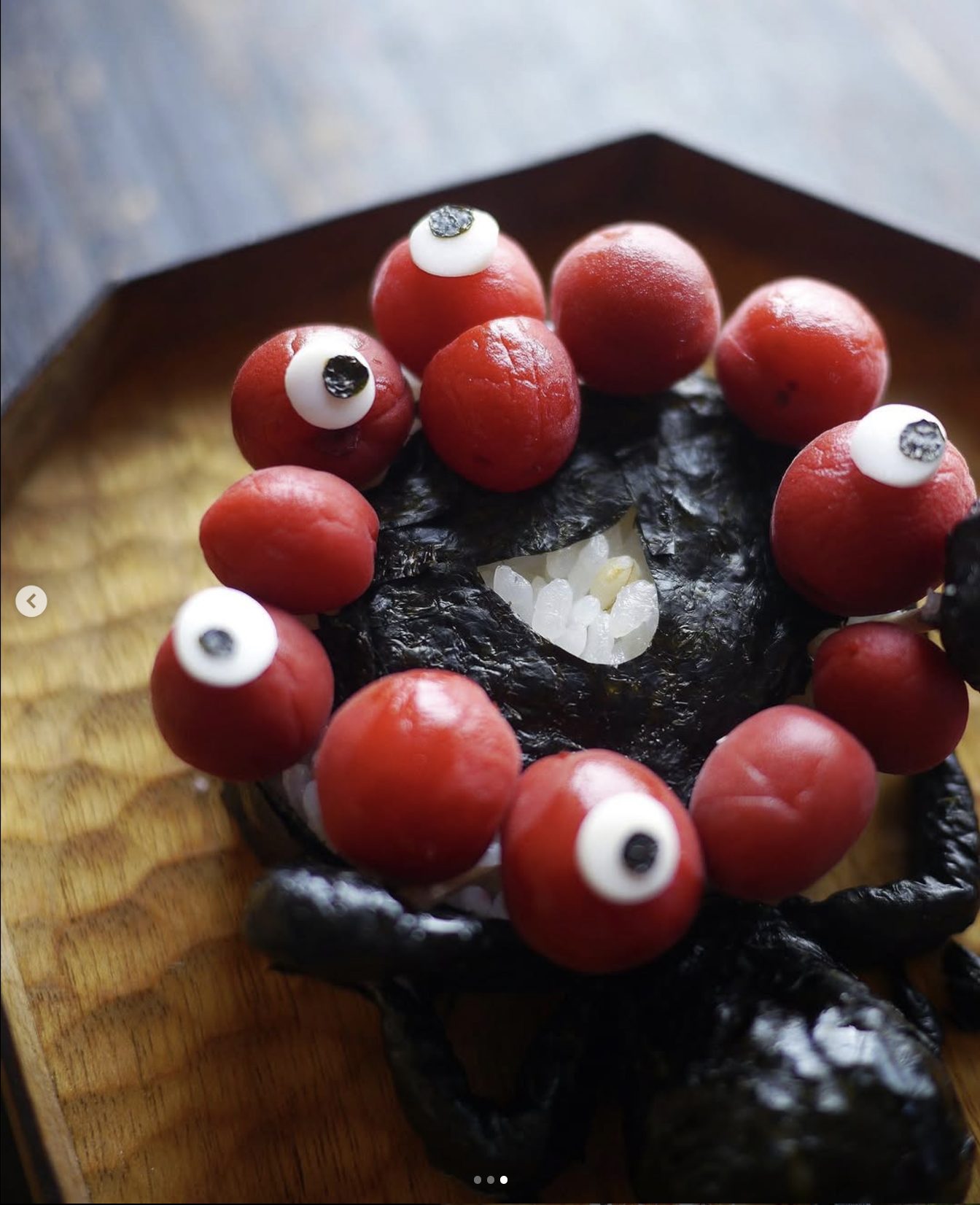 おにぎりから落ち葉、コスプレ衣装まで！ 個性派「ミャクミャク