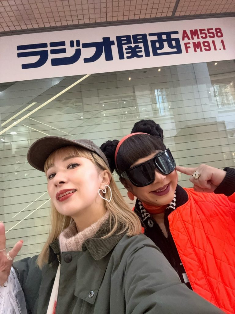 ドラァグクイーンのサマンサ・アナンサ（写真右）とインスタグラマーのウラリエ