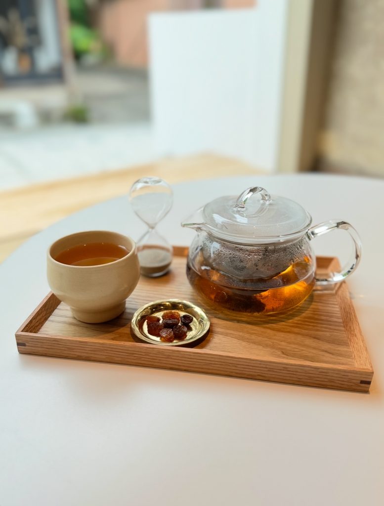 カフェメニューの薬膳茶は宍粟市「サササ」のもの　提供：TORO