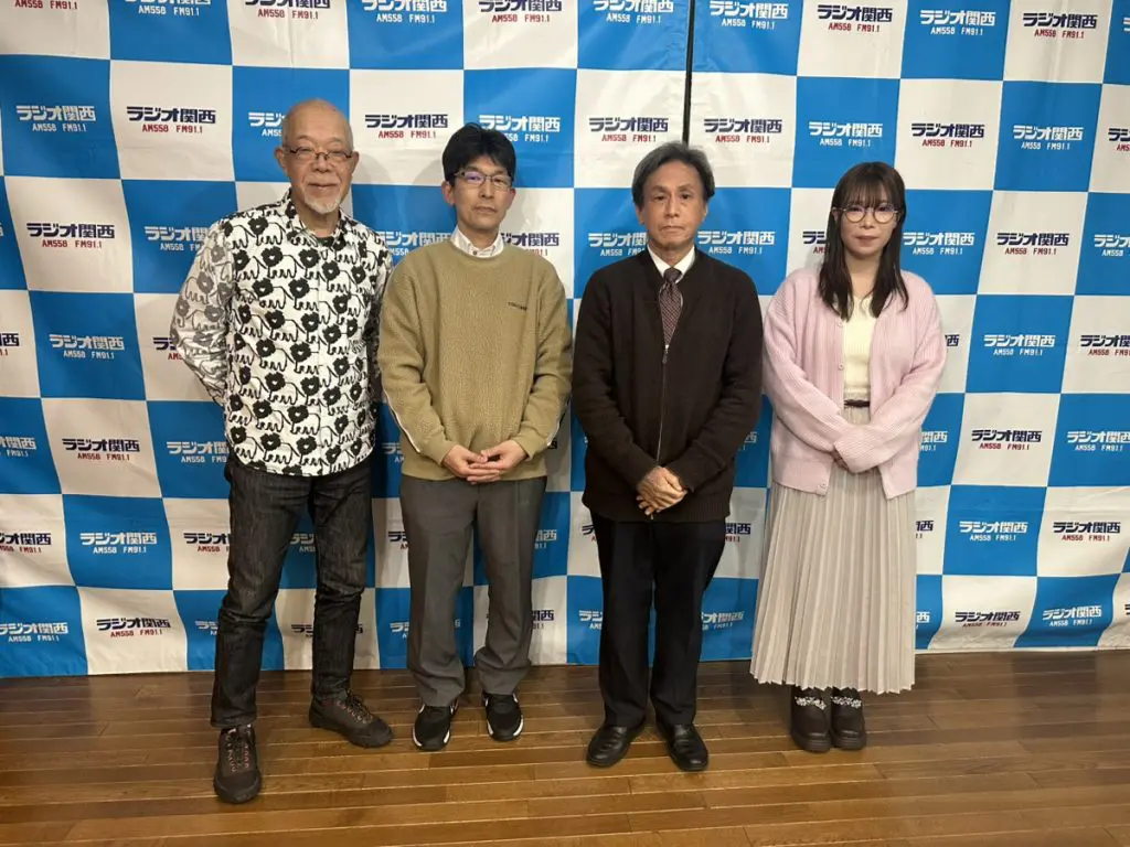 写真中央右:兵庫県立粒子線医療センター附属神戸陽子線センター・センター長 德丸直郎さん 中央左:同センター放射線技術科長 土井久典さん 左:パーソナリティの谷五郎 右:アシスタントの洲崎春花