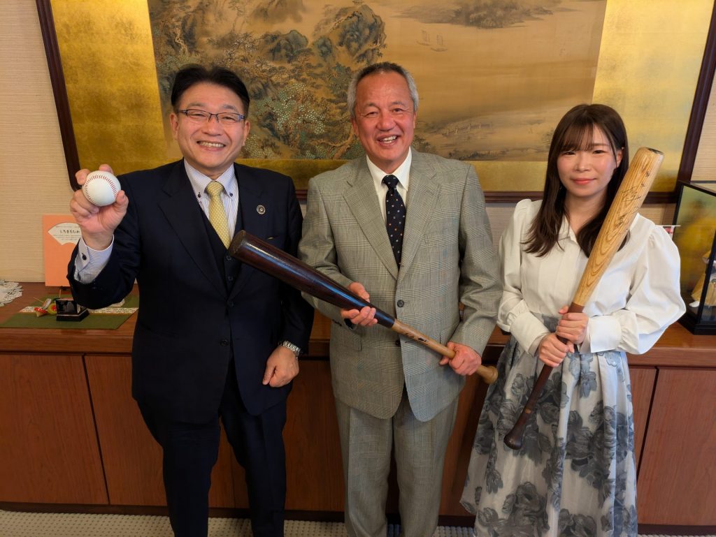 【写真中央：東洋大学付属姫路高等学校野球部監督岡田龍生さん　左：パーソナリティの清元秀泰姫路市長　右：ナビゲーターの洲崎春花】