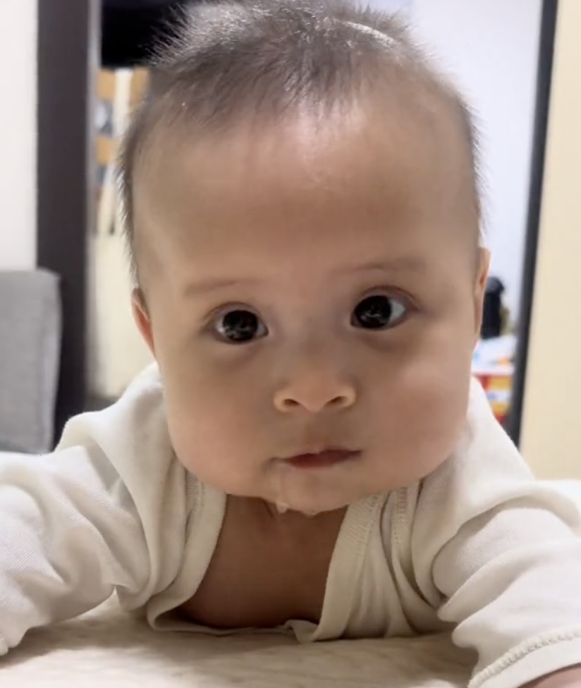 夜11時すぎ、自分の『手』を発見してしまった赤ちゃん→「可愛いけど