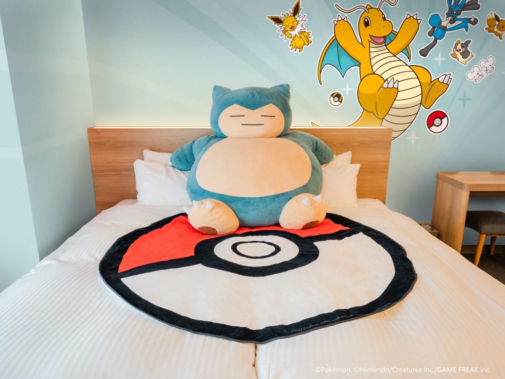 モンスターボールが描かれたベッドの上にカビゴンのぬいぐるみも （C）Pokemon. （C）Nintendo_Creatures Inc._GAME FREAK inc. 