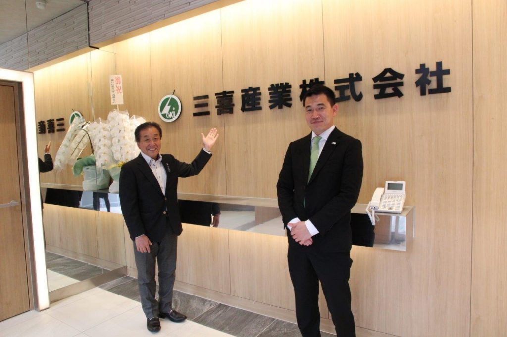 三喜産業株式会社の代表取締役社長・井本雄介さん（写真右）、ラジオ関西パーソナリティの三上公也氏