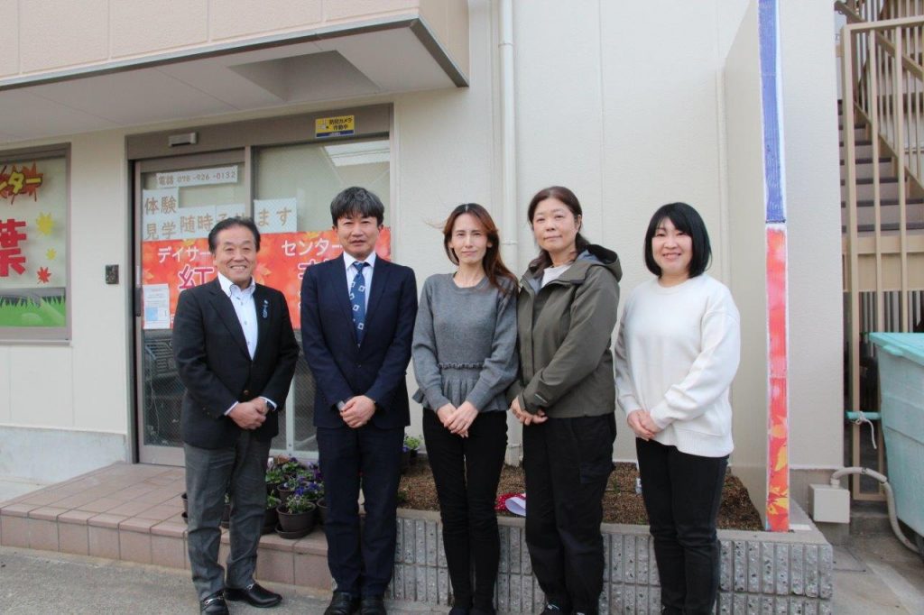 写真右から：蓮池知子さん、山口佳代さん、宮下一実さん、下村正樹さん、ラジオ関西パーソナリティの三上公也氏