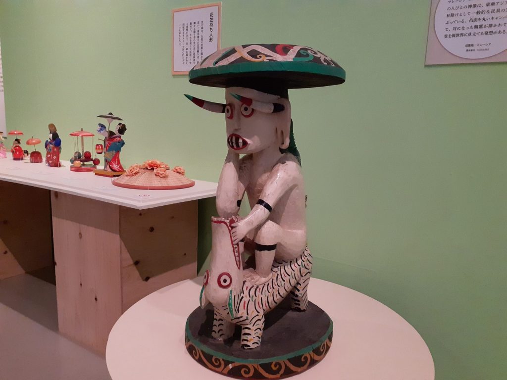 笠をかぶる神像　マレーシア　国立民族学博物館蔵