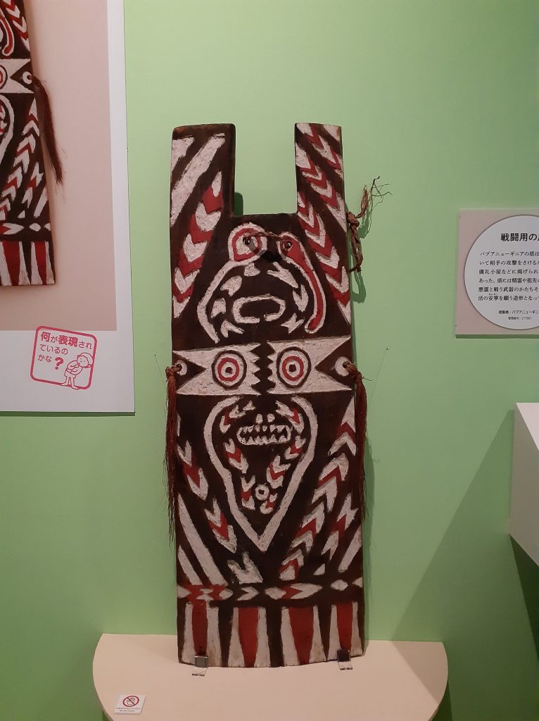 戦闘用の盾　パプアニューギニア　国立民族学博物館所蔵
