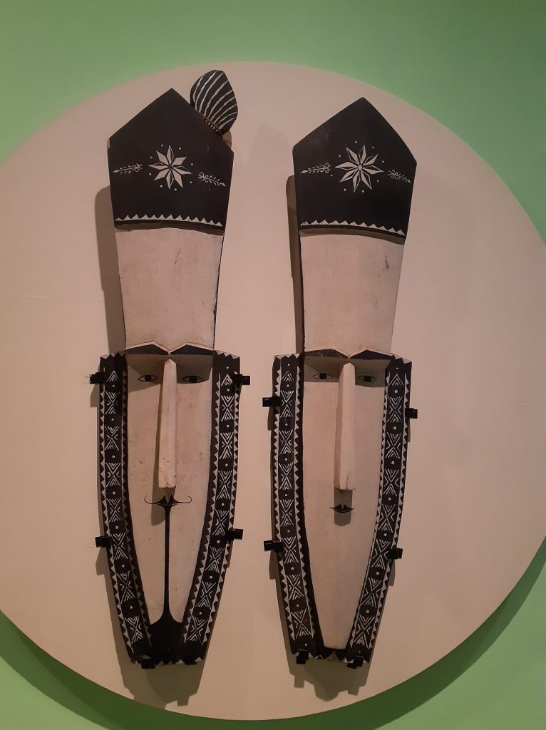 男女一対の精霊　ミクロネシア　国立民族学博物館所蔵