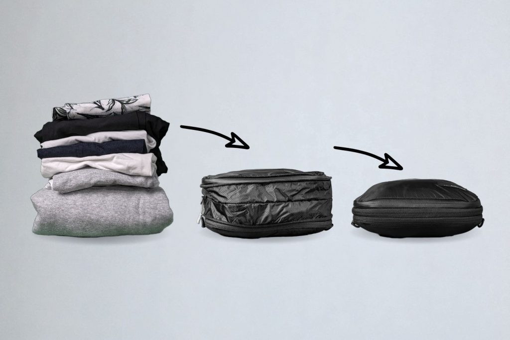 チャックをぐるっと閉めるだけで、力も要らず簡単に衣類を50%程度圧縮できる（画像提供：株式会社シンクロ）