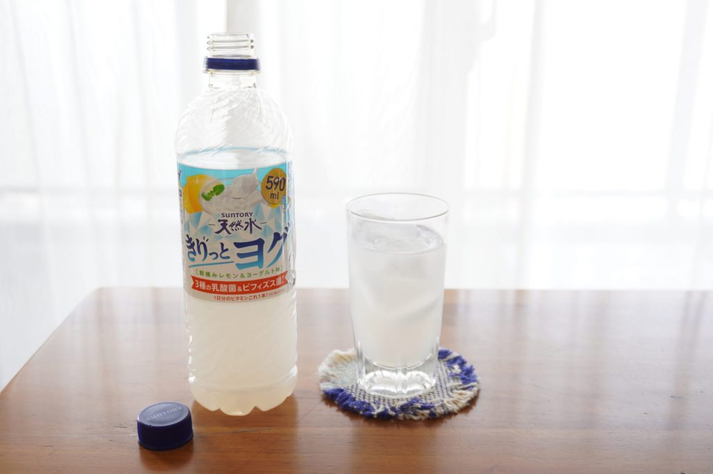 後味スッキリのさらっとしたタイプで、半透明の乳白色が特徴。「サントリー天然水　きりっとヨグ」