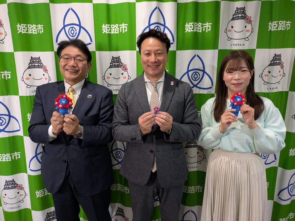 【写真中央：公益社団法人 2025年日本国際博覧会協会イベント局イベント部担当部長　寺澤寛幸さん　左：パーソナリティの清元秀泰姫路市長　右：ナビゲーターの洲崎春花】