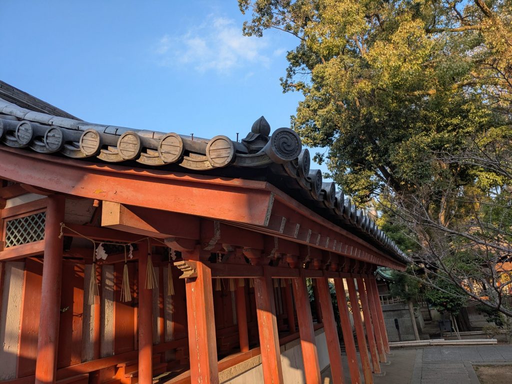 【播磨国総社にある留蓋瓦の桃　様々な所にあるので探すのも楽しめそう】